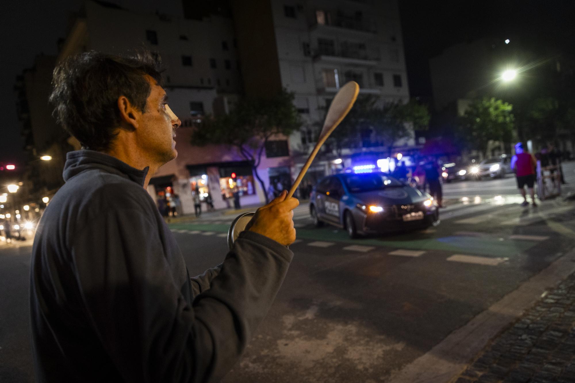 Cacerolazo para protestar contra el Decreto de Necesidad y Urgencia (DNU) anunciado por el presidente Javier Milei. - 13